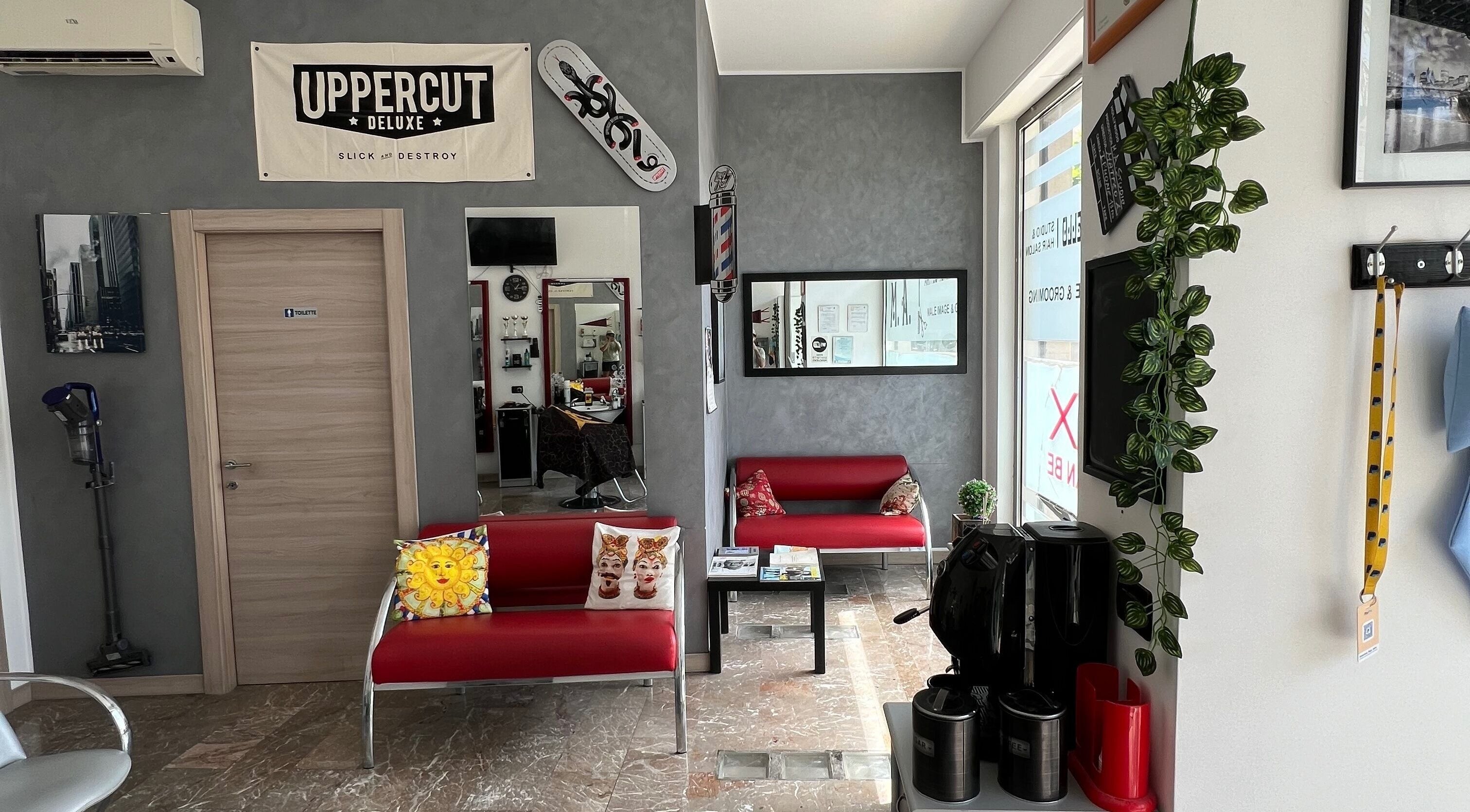 Sala d'attesa moderna con divani rossi a M.A. Studio & Hair Salon, Capo D'orlando, Sicilia, IT.