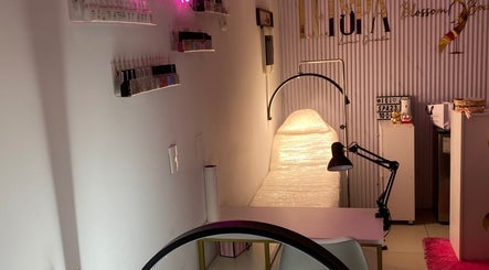 Sala de tratamiento elegante en Lei Spa, Cerro Colorado, Arequipa, PE con cama y ambiente acogedor.