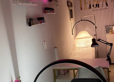 Cuarto para tratamiento en Lei Spa, Cerro Colorado, Arequipa, PE con iluminación cálida y decoración elegante.