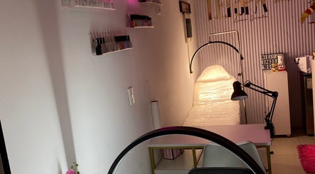 Cuarto para tratamiento en Lei Spa, Cerro Colorado, Arequipa, PE con iluminación cálida y decoración elegante.