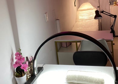 Sala de tratamientos en Lei Spa, Cerro Colorado, Arequipa, PE, con mesa de masajes y decoración floral.