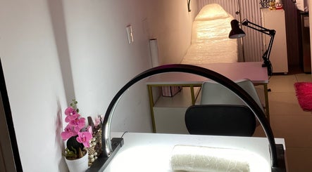 Sala de tratamientos en Lei Spa, Cerro Colorado, Arequipa, PE, con mesa de masajes y decoración floral.