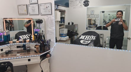 Interior de Barbershop John 3 16 llc en Fernandina Beach, Florida, con espejos y equipo de peluquería.