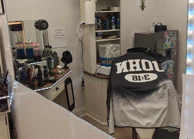Interior de Barbershop John 3 16 llc, Fernandina Beach, Florida, US, mostrando estación de trabajo equipada.