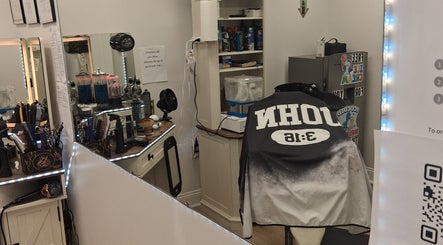 Interior de Barbershop John 3 16 llc, Fernandina Beach, Florida, US, mostrando estación de trabajo equipada.