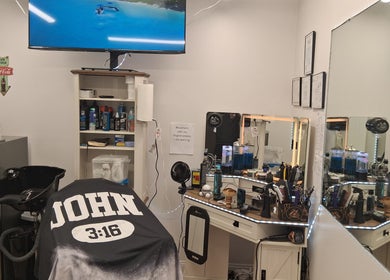 Interior de Barbershop John 3 16 llc en Fernandina Beach, Florida, US. Estación de trabajo equipada y moderna.