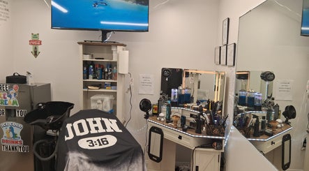 Interior de Barbershop John 3 16 llc en Fernandina Beach, Florida, US. Estación de trabajo equipada y moderna.