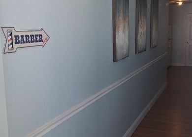Pasillo de Barbershop John 3 16 llc con decoración en Fernandina Beach, Florida, US.