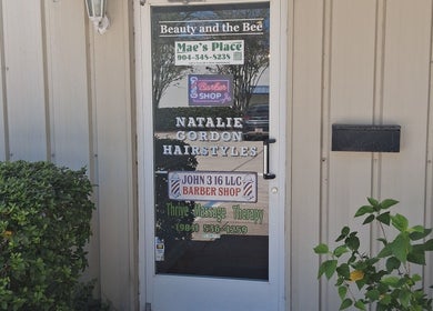 Entrada de Barbershop John 3 16 llc en Fernandina Beach, Florida, US con letrero y plantas.