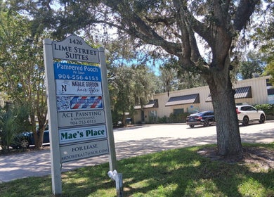 Entrada de Barbershop John 3 16 llc en Fernandina Beach, Florida, US con señalética visible.
