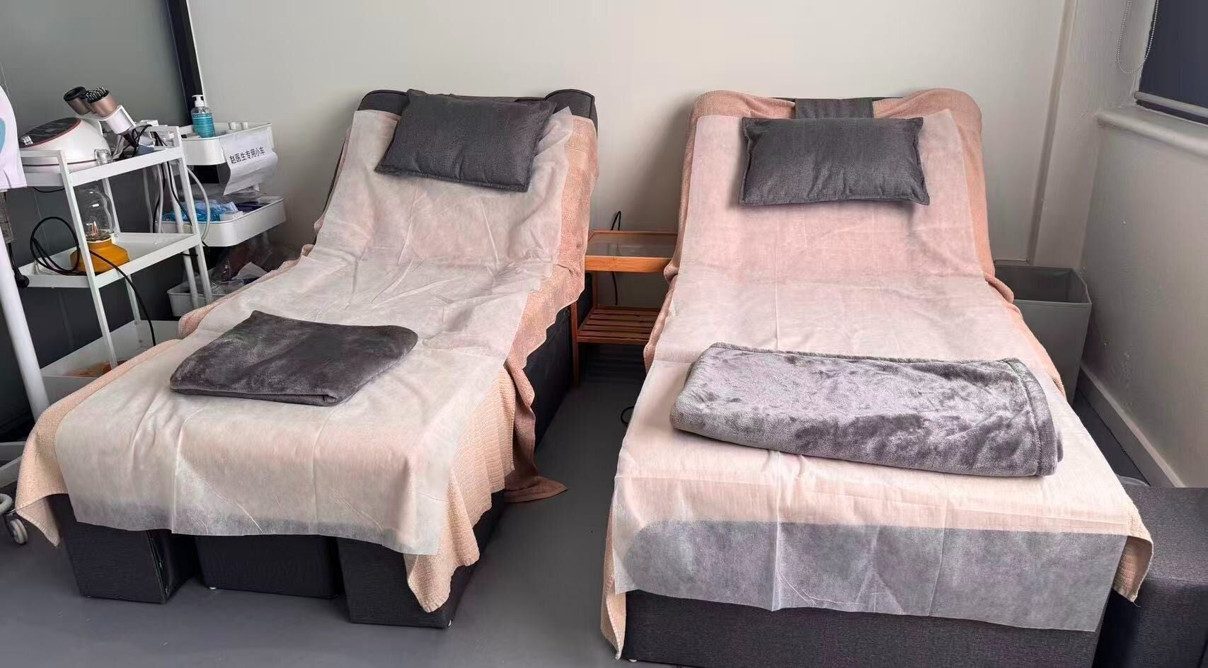 Relaxing massage beds at Yu Cao Tang Acupuncture & Remedial Massage City Branch, Melbourne, Victoria, AU.