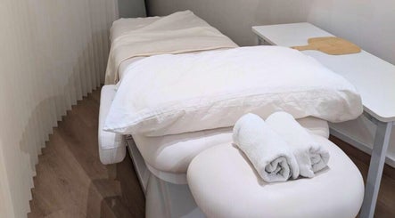 Relaxing massage bed at Sleep Induction Head Massage | Yumemi, Singapore, Central, SG.