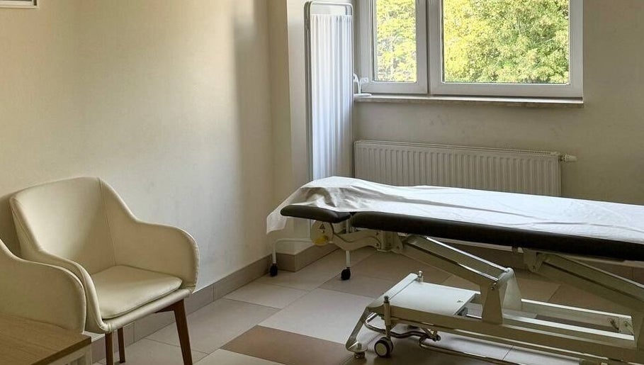 Przytulny pokój zabiegowy w MY.Lab.Cosmetology, Białystok, Województwo Podlaskie, PL z kozetką i fotelem.