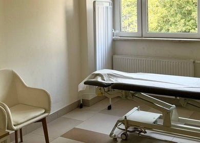 Przytulny pokój zabiegowy w MY.Lab.Cosmetology, Białystok, Województwo Podlaskie, PL z kozetką i fotelem.