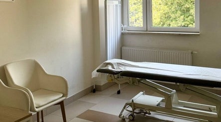 Przytulny pokój zabiegowy w MY.Lab.Cosmetology, Białystok, Województwo Podlaskie, PL z kozetką i fotelem.