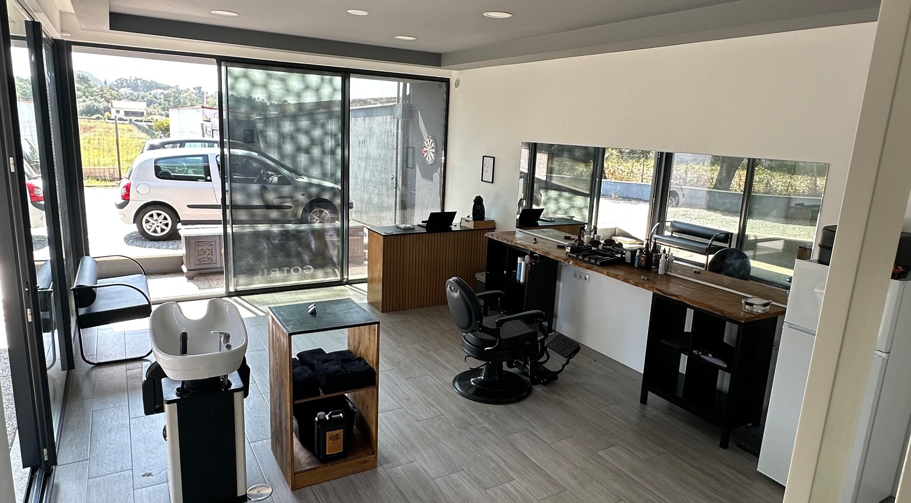 Interior do Salgueiro’S Barbearia em Geraz Do Lima (Santa Maria), Viana Do Castelo, PT, com design moderno.