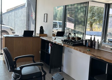 Interior da Salgueiro’S barbearia em Geraz Do Lima (santa Maria), Viana Do Castelo, PT, com poltronas modernas.
