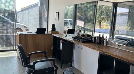 Interior da Salgueiro’S barbearia em Geraz Do Lima (santa Maria), Viana Do Castelo, PT, com poltronas modernas.