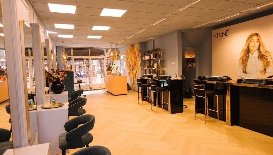 Luxe en stijlvolle ontvangstruimte bij Ginzz, Den Haag, Zuid-holland, NL. Comfortabele stoelen en moderne inrichting.