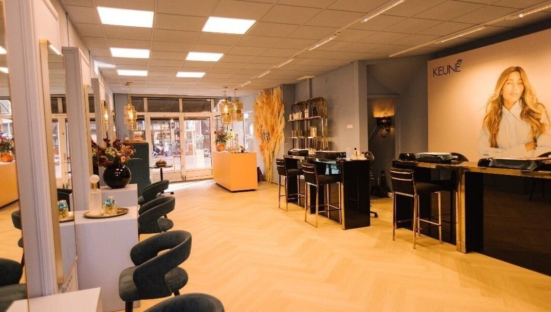 Luxe en stijlvolle ontvangstruimte bij Ginzz, Den Haag, Zuid-holland, NL. Comfortabele stoelen en moderne inrichting.