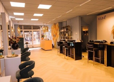 Luxe en stijlvolle ontvangstruimte bij Ginzz, Den Haag, Zuid-holland, NL. Comfortabele stoelen en moderne inrichting.