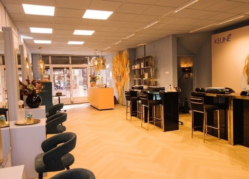 Luxe en stijlvolle ontvangstruimte bij Ginzz, Den Haag, Zuid-holland, NL. Comfortabele stoelen en moderne inrichting.