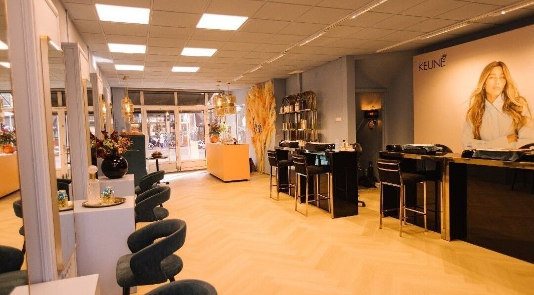 Luxe en stijlvolle ontvangstruimte bij Ginzz, Den Haag, Zuid-holland, NL. Comfortabele stoelen en moderne inrichting.