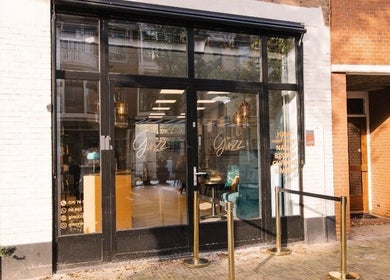 Vooraanzicht van Ginzz in Den Haag, Zuid-Holland, NL met stijlvolle glazen deuren.