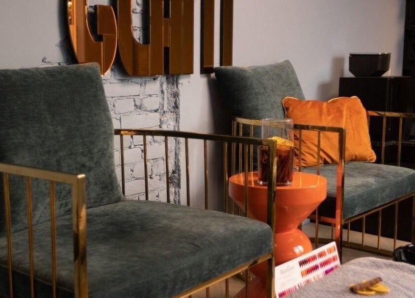 Stijlvolle lounge bij Ginzz in Den Haag, Zuid-holland, NL met comfortabele stoelen en moderne inrichting.