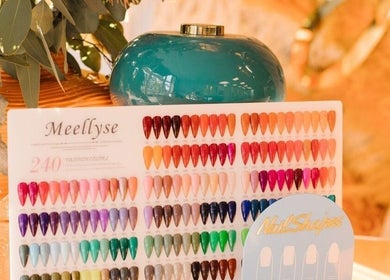 Meellyse nagellakkleuren display bij Ginzz, Den Haag, Zuid-holland, NL, toont diverse trendy tinten.