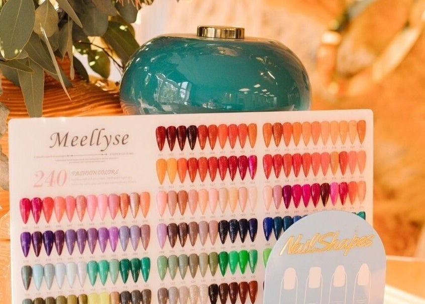 Meellyse nagellakkleuren display bij Ginzz, Den Haag, Zuid-holland, NL, toont diverse trendy tinten.