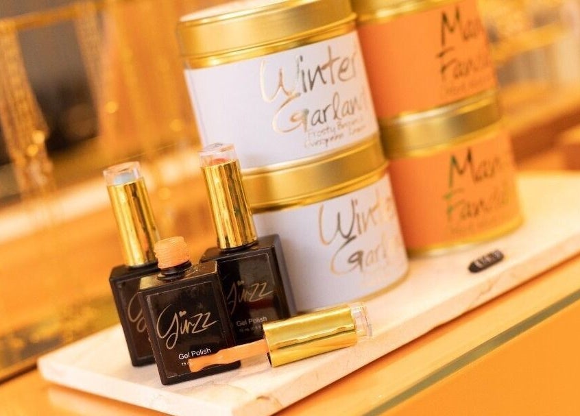 Ginzz nagellak en geurkaarsen in sfeervolle setting, Den Haag, Zuid-holland, NL.