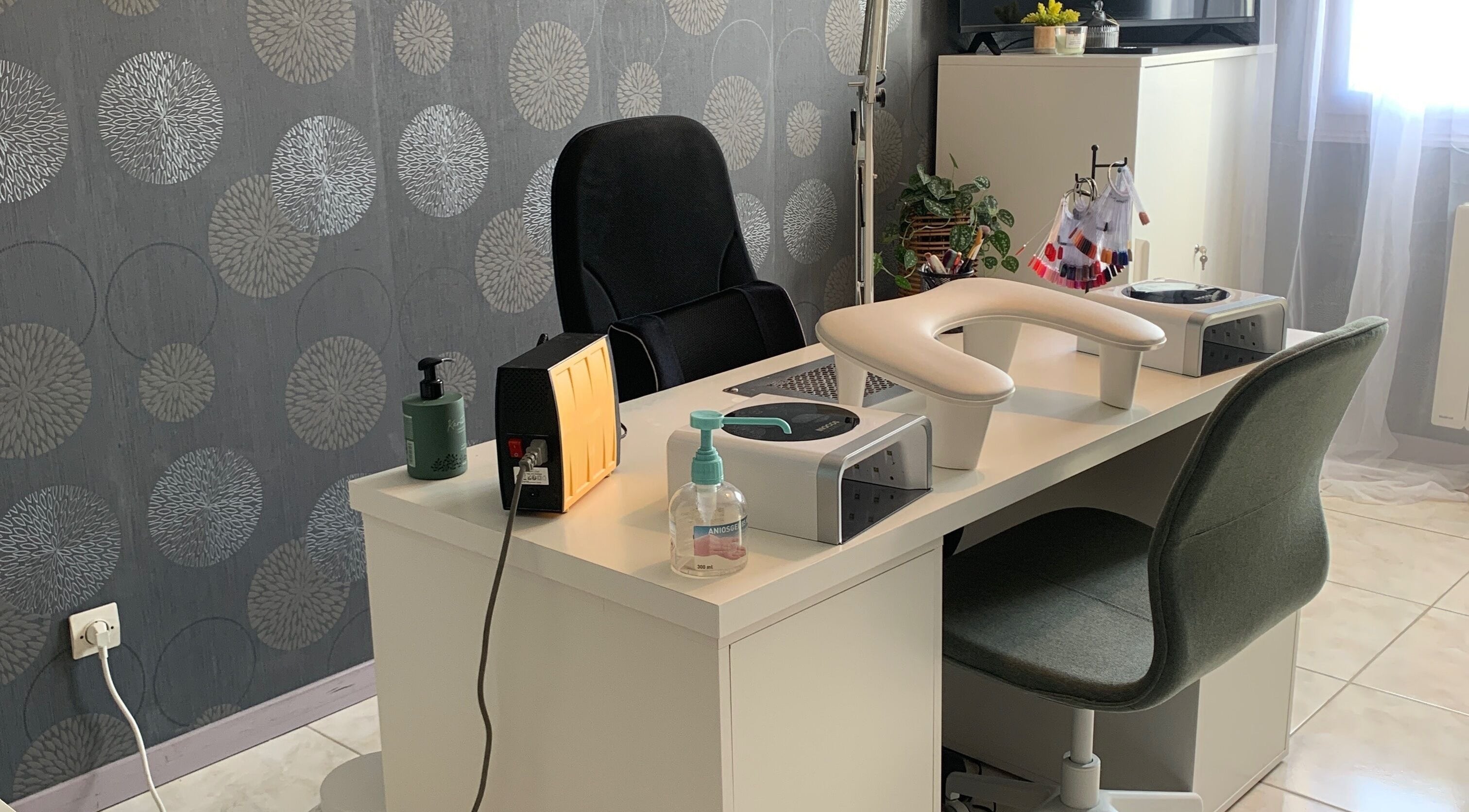 Poste de manucure à Raquel Lovelynails à Richarville, Île-de-France, FR, avec décor moderne et équipement.