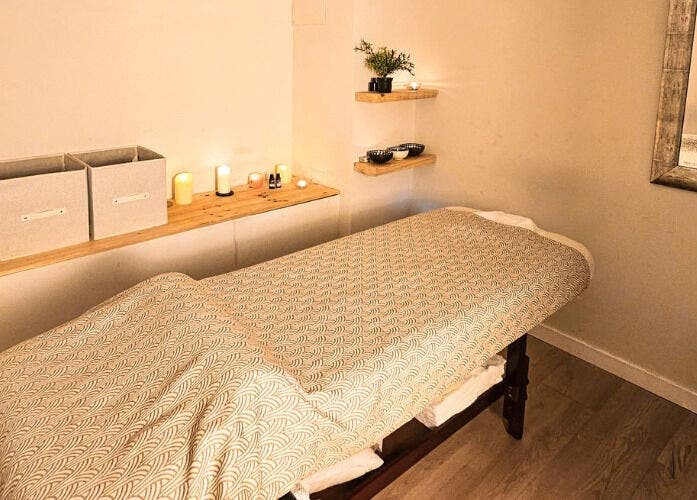 Sala de masajes en Nature Girona · Masajes a la carta, Girona, Catalunya, ES con luz de velas y decoración cálida.