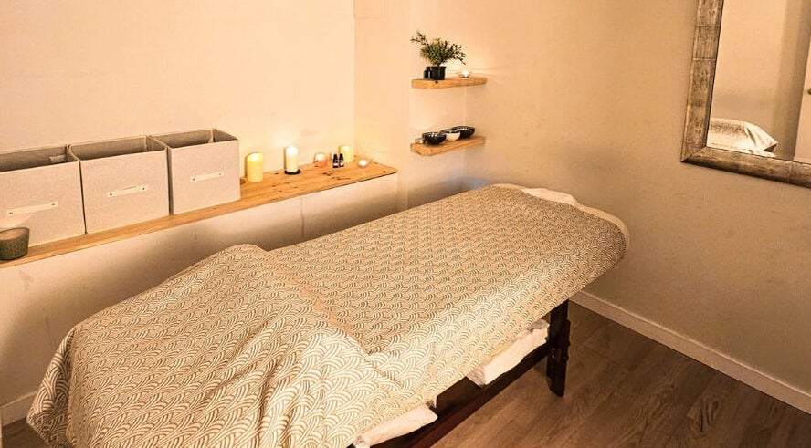 Sala de masajes en Nature Girona · Masajes a la carta, Girona, Catalunya, ES con luz de velas y decoración cálida.