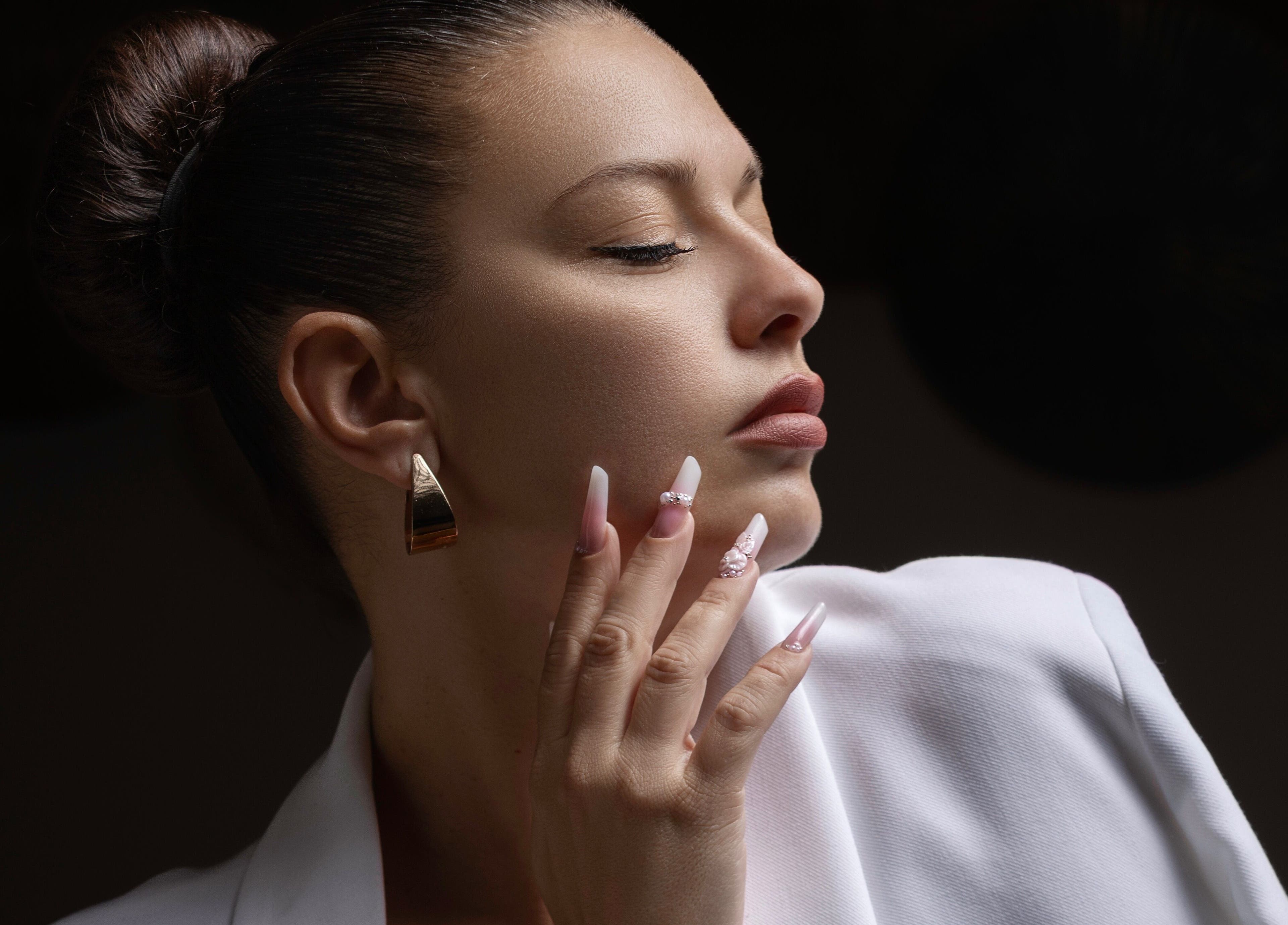 Profil élégant d'une femme avec ongles soignés chez Nhyira Studio, La Seyne-sur-mer, Provence-alpes-côte D'azur, FR.