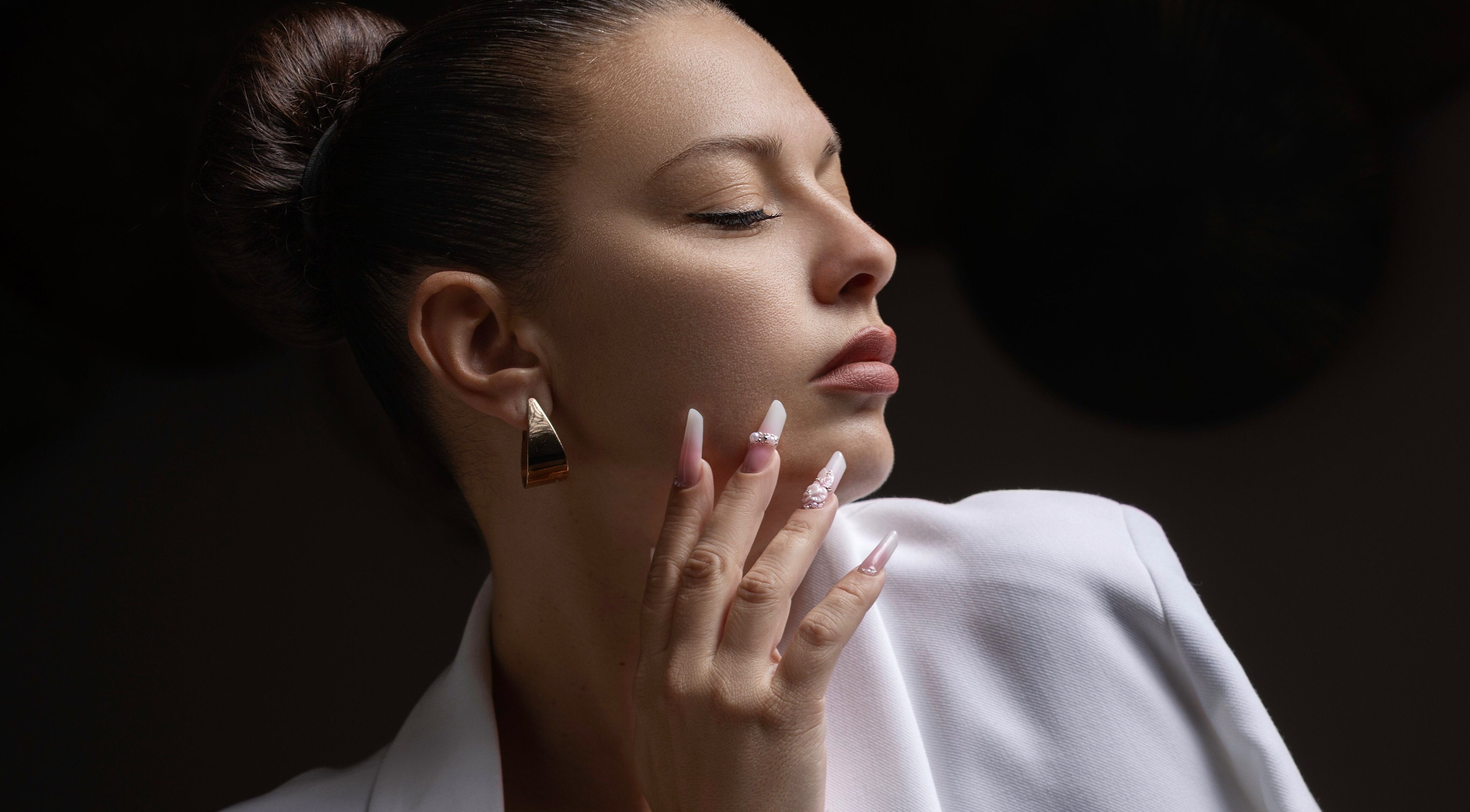 Profil élégant d'une femme avec ongles soignés chez Nhyira Studio, La Seyne-sur-mer, Provence-alpes-côte D'azur, FR.