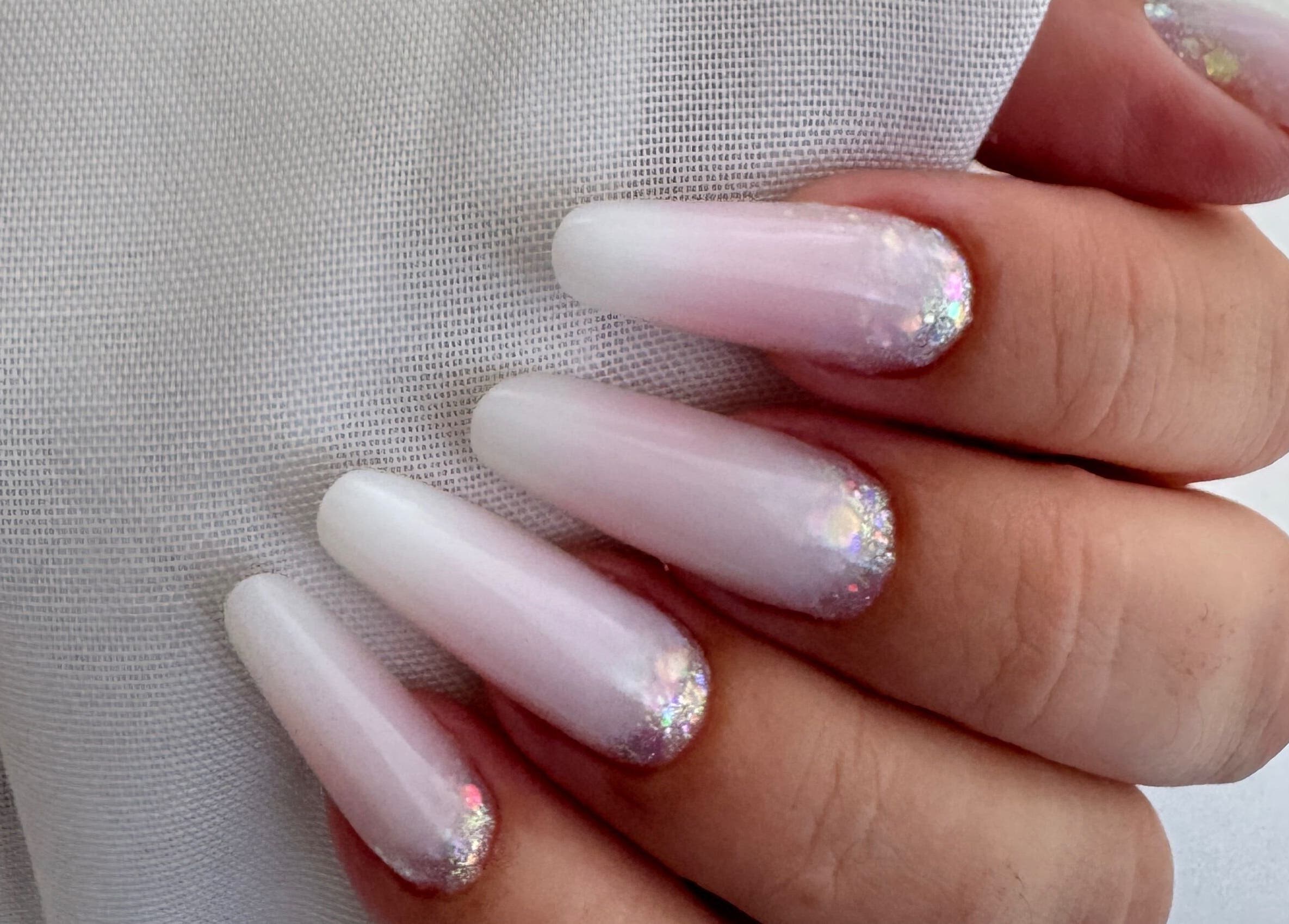 Ongles à effet scintillant à Nhyira Studio, La Seyne-sur-mer, Provence-alpes-côte D'azur, FR.