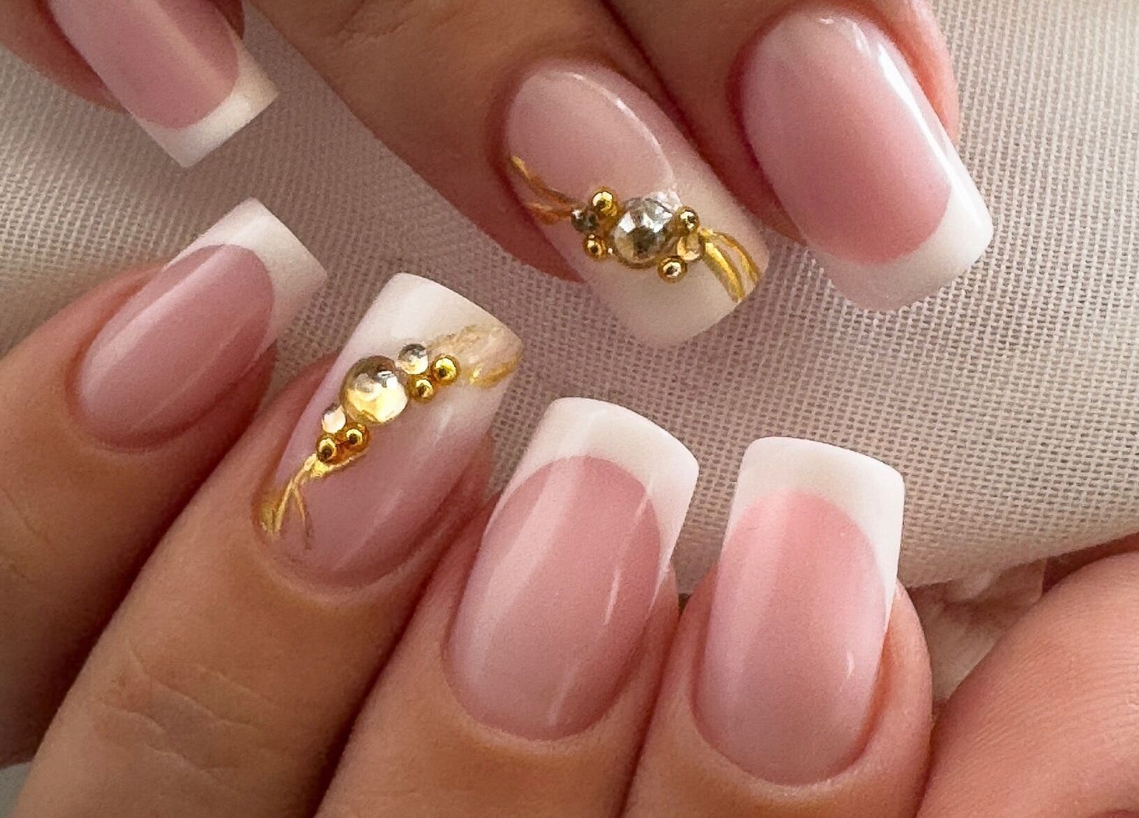Manucure élégante aux bijoux à Nhyira Studio, La Seyne-sur-mer, Provence-alpes-côte D'azur, FR.