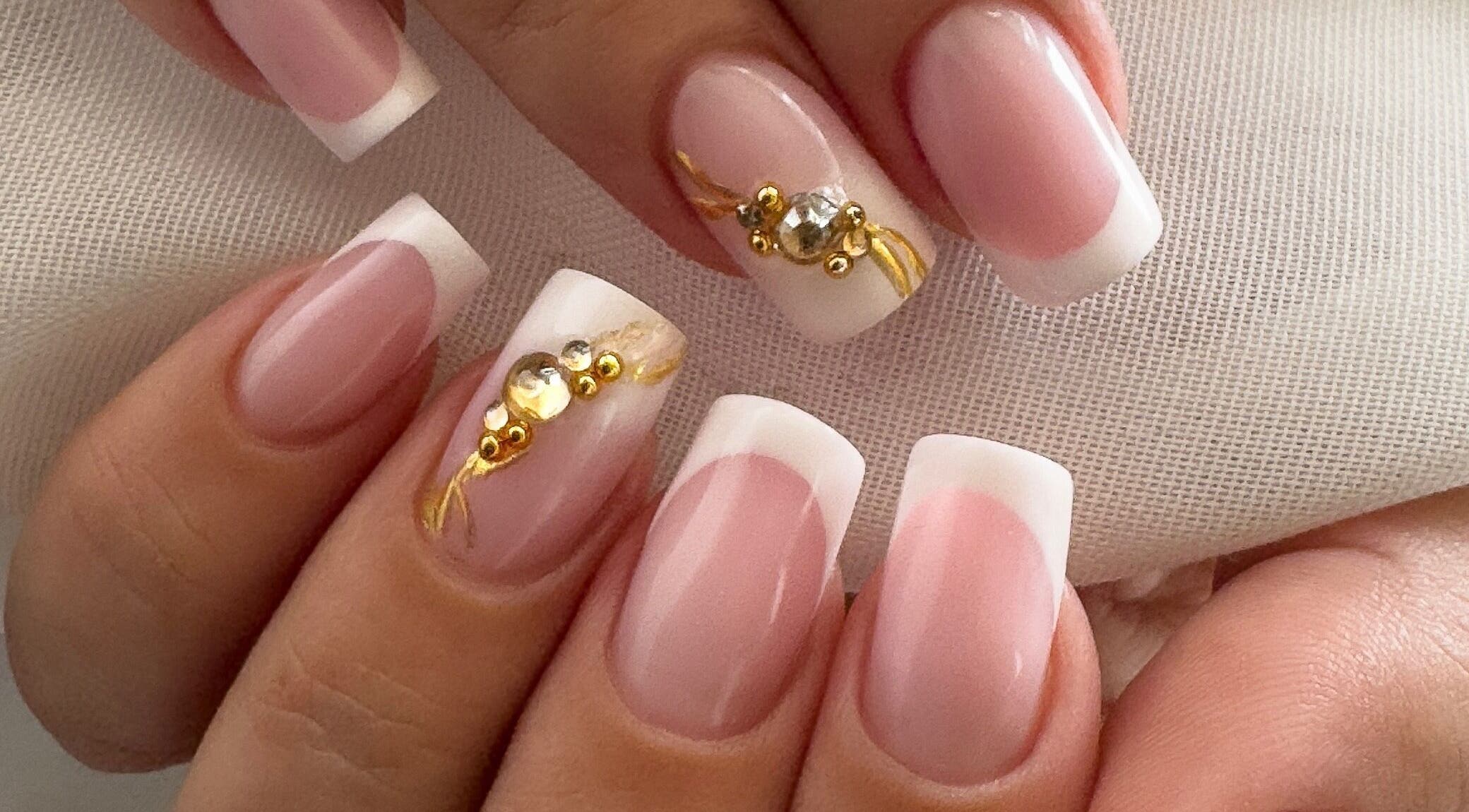 Manucure élégante aux bijoux à Nhyira Studio, La Seyne-sur-mer, Provence-alpes-côte D'azur, FR.