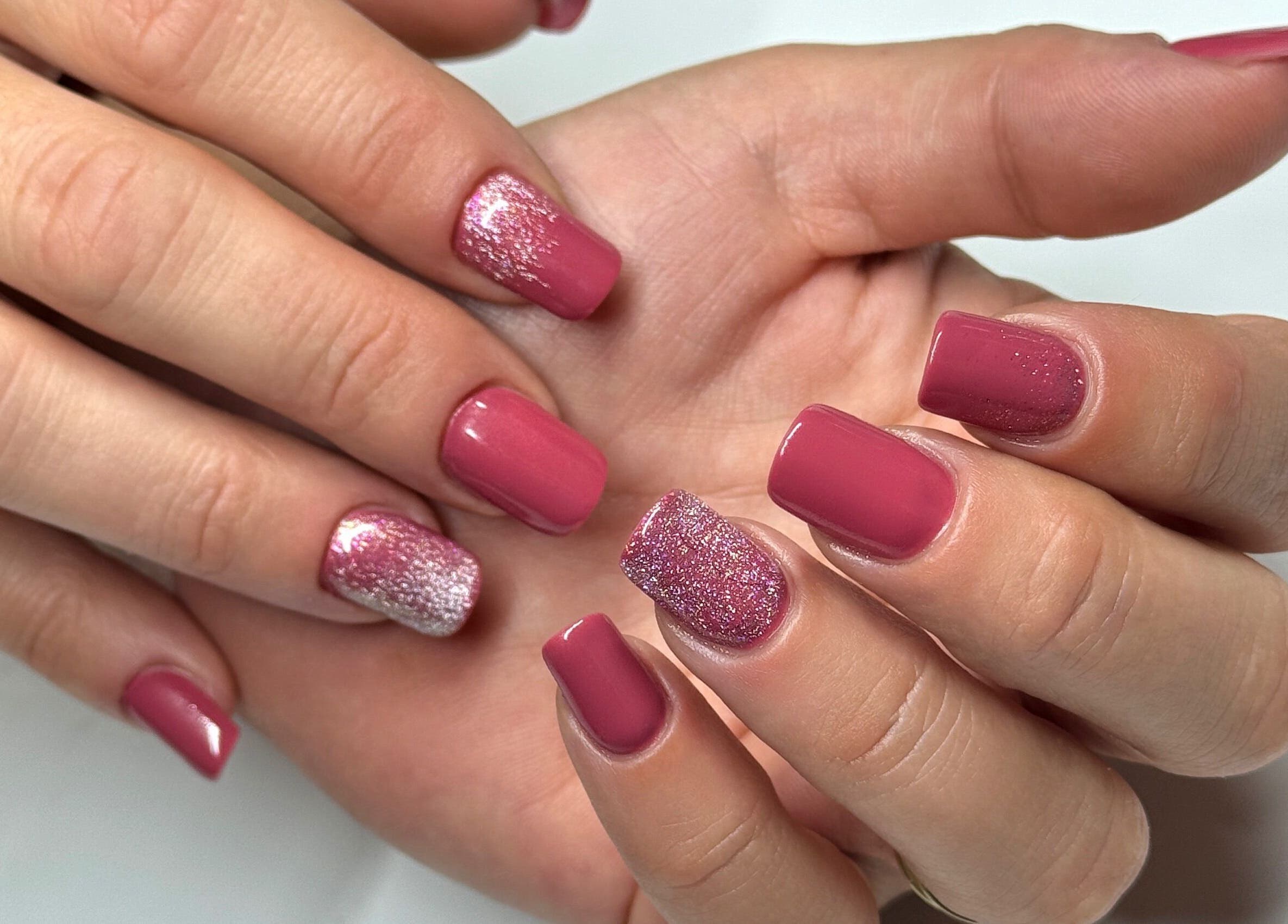 Manucure rose scintillante à Nhyira Studio, La Seyne-sur-mer, Provence-alpes-côte D'azur, FR.