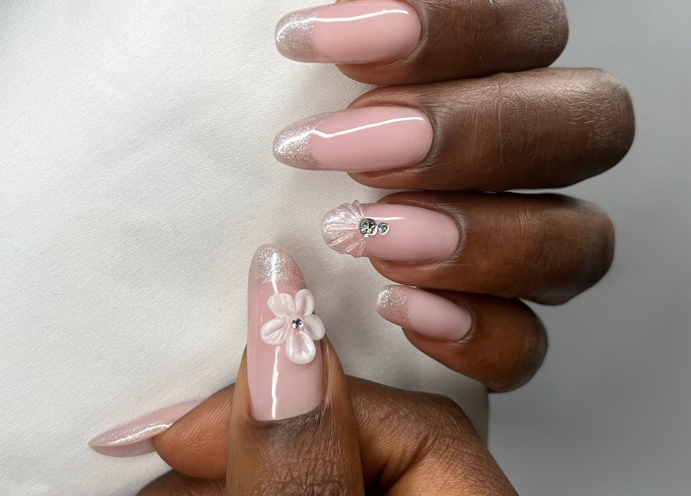 Nail art élégant avec strass à Nhyira Studio, La Seyne-sur-mer, Provence-alpes-côte D'azur, FR.