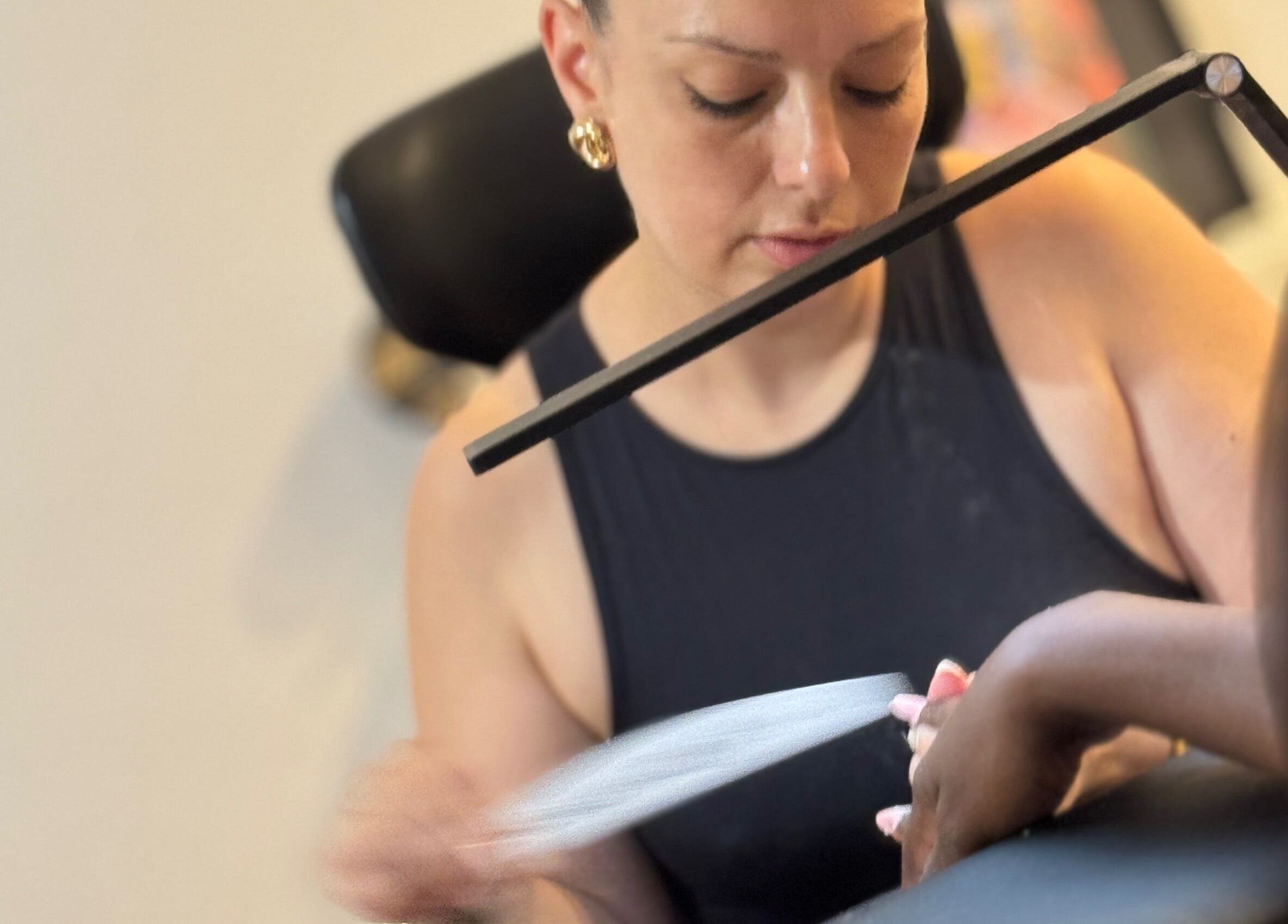 Esthéticienne à Nhyira Studio, La Seyne-sur-mer, réalisant une manucure raffinée.