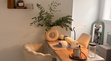 Espace paisible à Rituel d’évasion à Saint-aunès, Occitanie, FR avec une déco sereine.