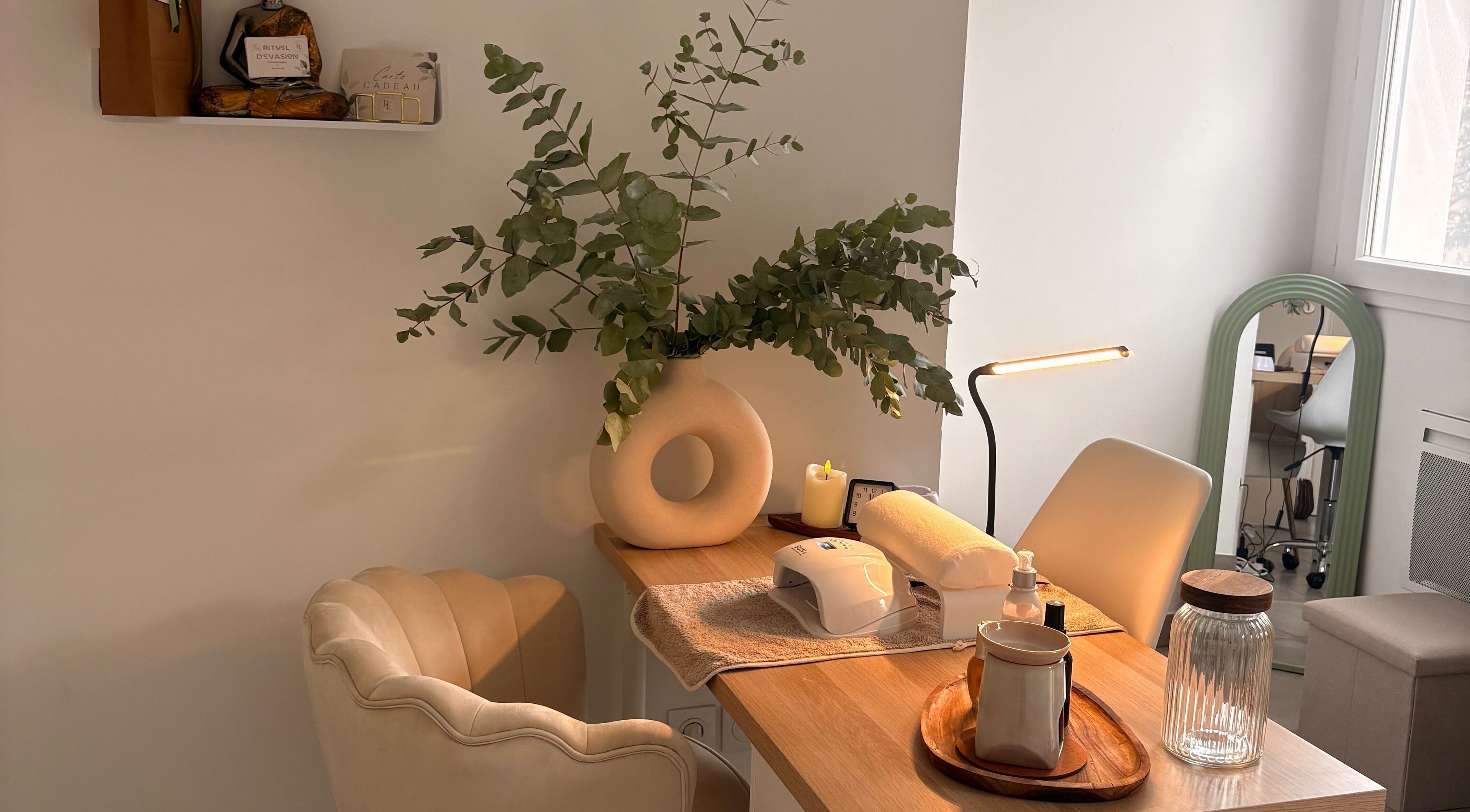 Espace paisible à Rituel d’évasion à Saint-aunès, Occitanie, FR avec une déco sereine.