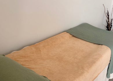 Table de massage chez Rituel d’évasion, Saint-aunès, Occitanie, FR, offrant calme et relaxation.