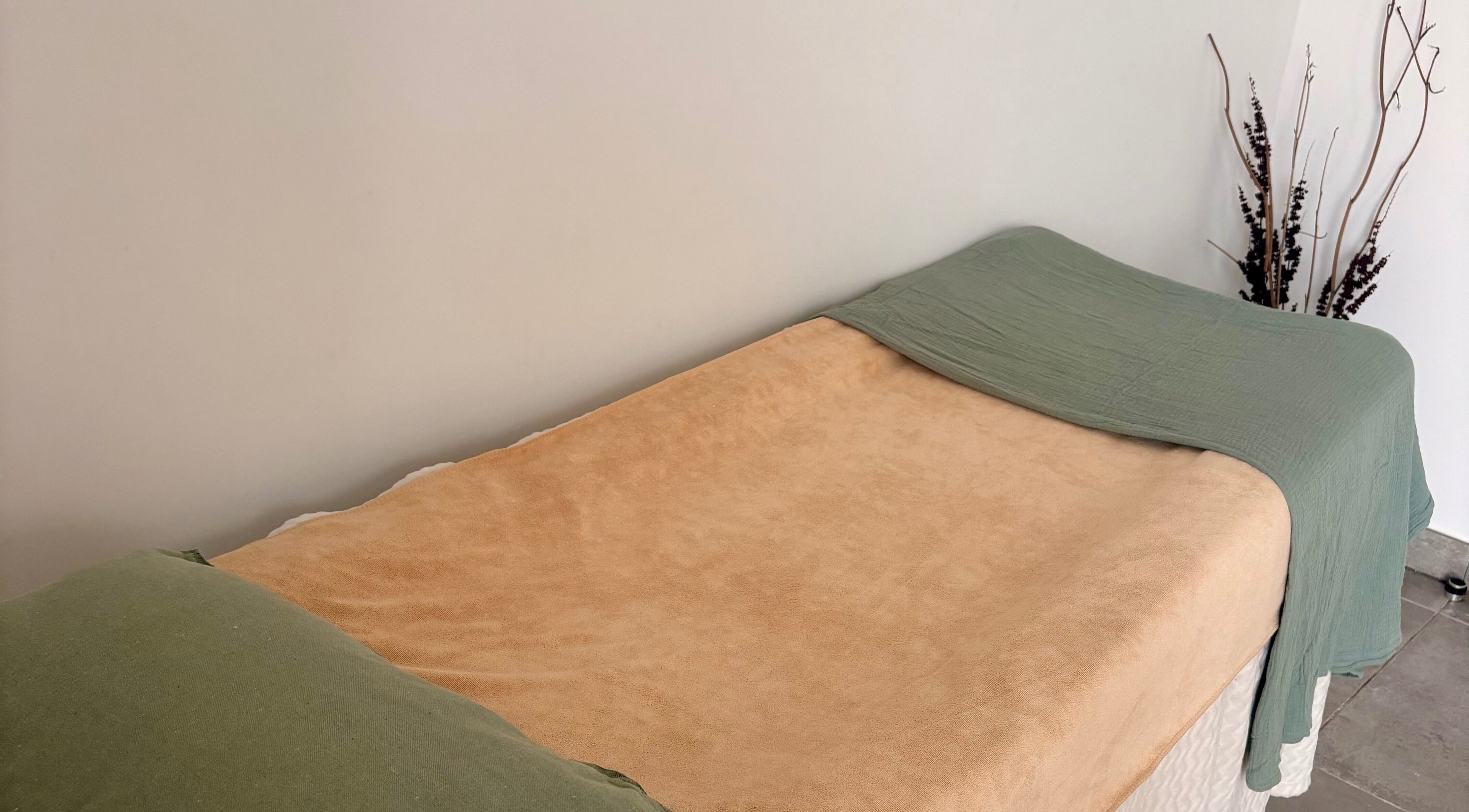 Table de massage chez Rituel d’évasion, Saint-aunès, Occitanie, FR, offrant calme et relaxation.