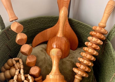 Outils en bois pour massage à Rituel d’évasion, Saint-aunès, Occitanie, FR dans un panier tissé.