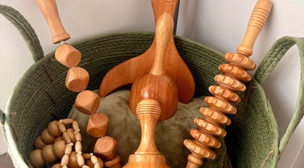 Outils en bois pour massage à Rituel d’évasion, Saint-aunès, Occitanie, FR dans un panier tissé.