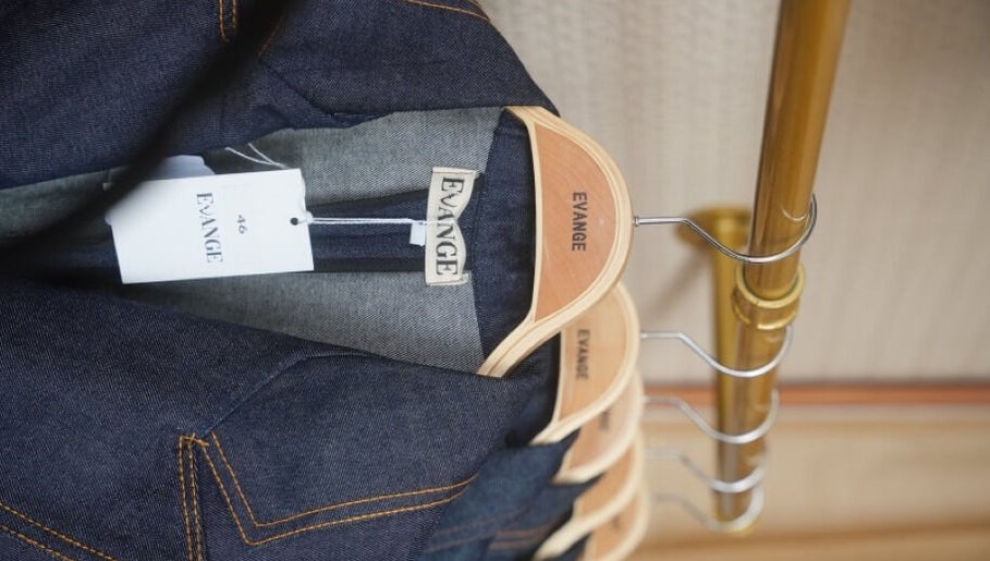 Vêtements en jean sur cintres EVANGE à Aubervilliers, Île-de-France, FR. Sélection raffinée et tendance.